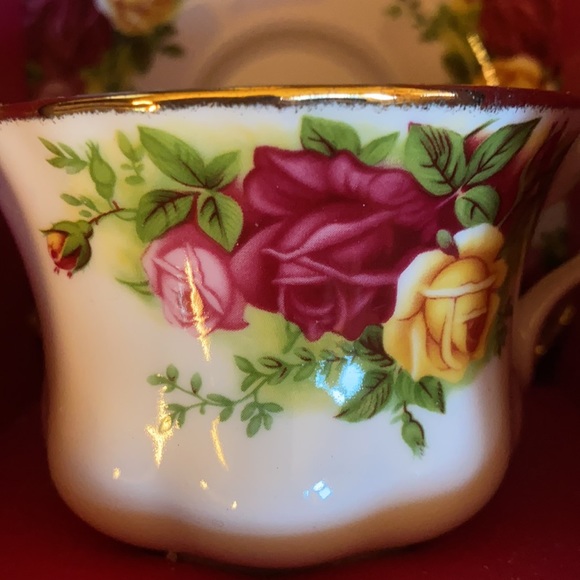 Royal Albert Old Country Roses Teacup & Saucer Set - Picture 4 of 5